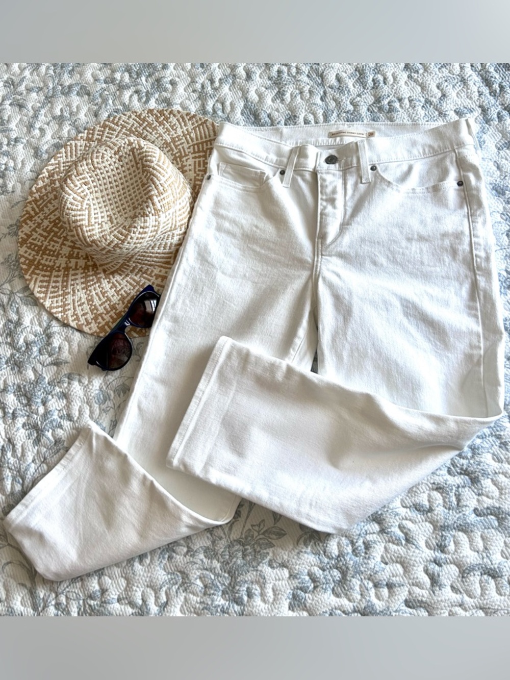 Levi’s Women’s White 311 Shaping Skinny Capri Size 28 Denim Jeans